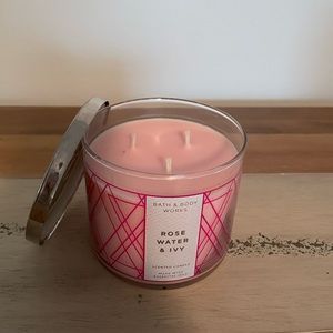 Bath & body works “Rose water & ivy” scented candle